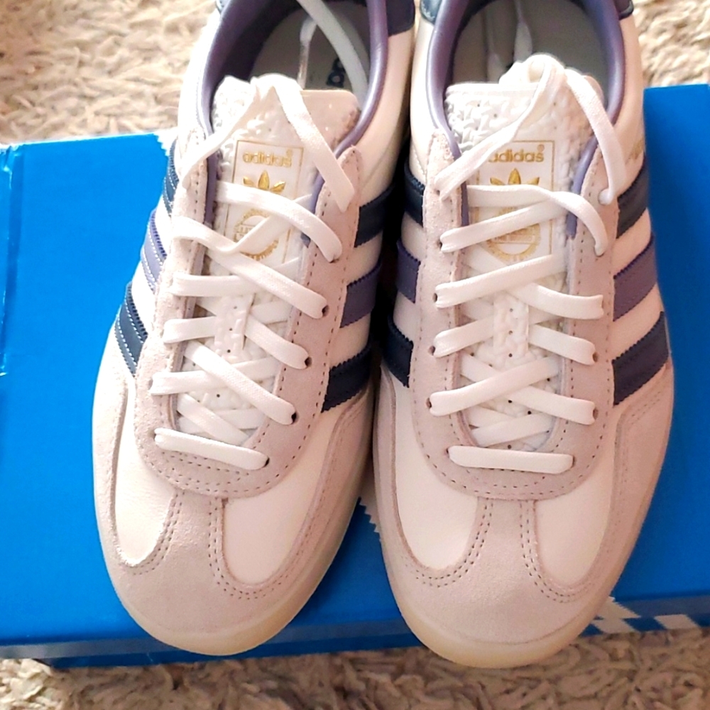 Addidas size 5 gazelle indoor blue and white.